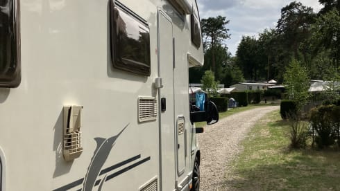 Cozy and complete 5 person camper