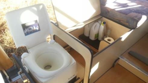 Lady – Comfortable, cheerfully pimpered, light Safari bus camper