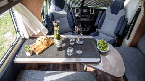 Sky Wave 700 MEG – Luxury automatic semi-integrated camper for 4p with Airco!