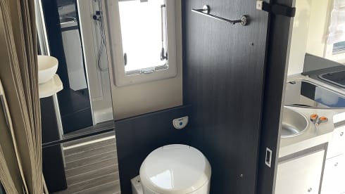 Feel Home on wheels – New and spacious Roller Team 2023 with central bed