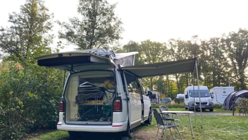 Witte VW California – Volkswagen CALIFORNIA T6 Edition (4p) from 2018. Possibly. with motorcycle trailer