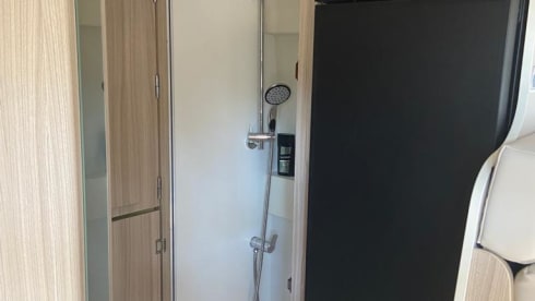 Dreamer – Dreamer D55 UP: pop-up roof, 4 beds, private bathroom and shower!