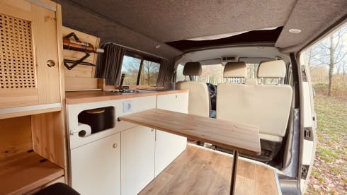 Babs – 4p Volkswagen campervan with roof bed