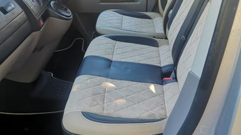 Vanessa – 4 berth Volkswagen T5 campervan 2.5 pdtdi 2007