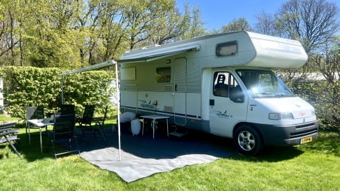 Met nieuwe navigatie, garage, airco en fietsendrager  – Comfortable family camper: see last minute August