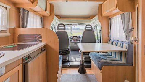 Neat 3-person camper, XXL garage, reversing camera, air conditioning
