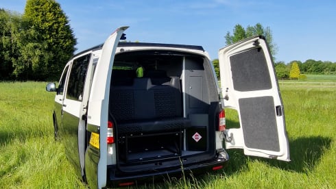 Pando  – VW T5 campervan 4 birth with deisel heater