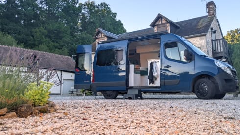 The Eagle – Bus camper 2 person Renault Master 2016 (2 x length bed!)