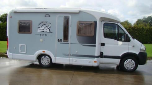 " The Surfer"  – 2p Renault semi-integrated uit 2005