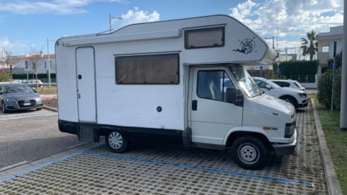 Greenshare – Camper Time Machine: Vintage Travel for Epic Adventures!