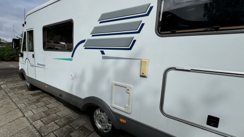 Camper – Spacious and luxurious 4-person Hymer with starlink wifi
