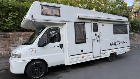 Kit – Fully loaded low mileage all-terrain motorhome