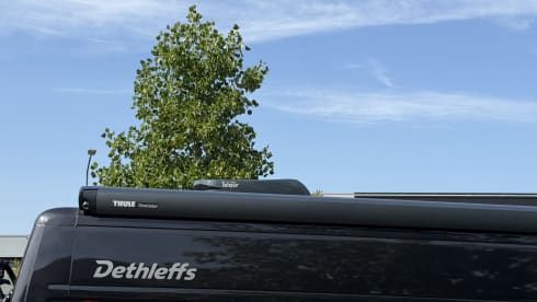 Making Memories 13 – 2025 Dethleffs Globetrail met Automaat en Dakairco. Elegant en Betrouwbaar