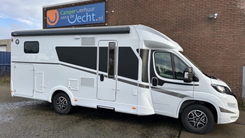 17/18 – Luxurious, comfortable camper with 2-person fixed bed and 2-person lifting bed!