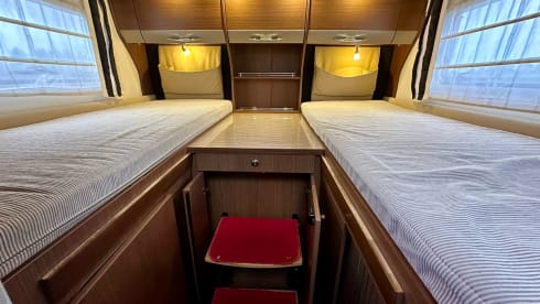 5p Bürstner With single beds and electric fold-down bed