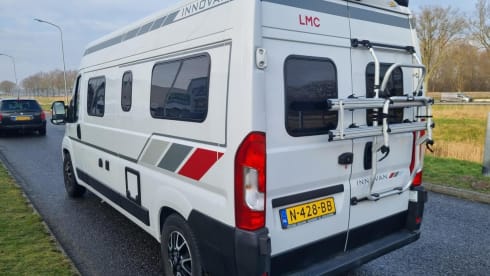 Luxe LMC buscamper voor twee met automaat en panoramadak