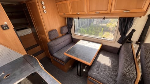 Hymer integraal B644 uit 1999 treinzit en hefbed