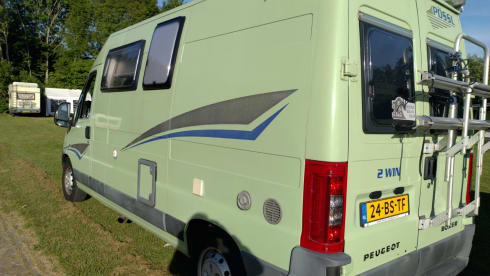 De Groene Draeck – Comfortable and powerful bus for 2 persons