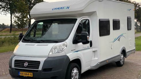 Spacious 4 person Fiat Camper Chausson Flash with French bed & lift bed
