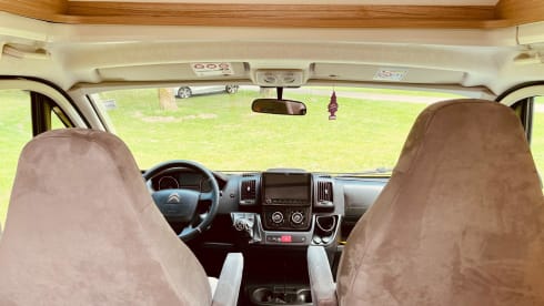 Comfort 5.9 – Carado Semi-Integral 2-4 persons Compact