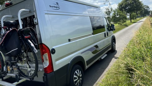 Harrie – Super neat 2 person Peugeot bus from 2015 with awning