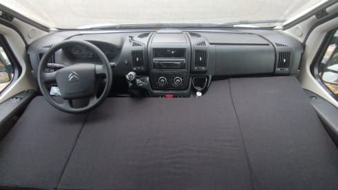 Compacte camper met fietsendrager handig voor een weekendje met 2