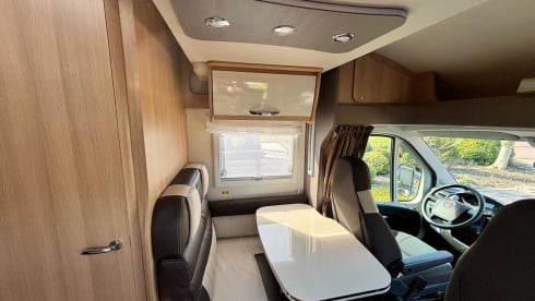 Compact luxury 4 pers. camper 2021 with lots of living space. Euro6 / 140hp 