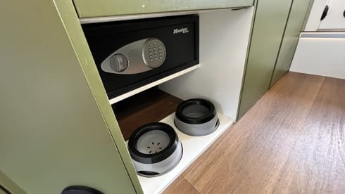 Nomad – Luxe Off-Grid Ford Transit – Airco – 6 kWh – Vrij Kamperen