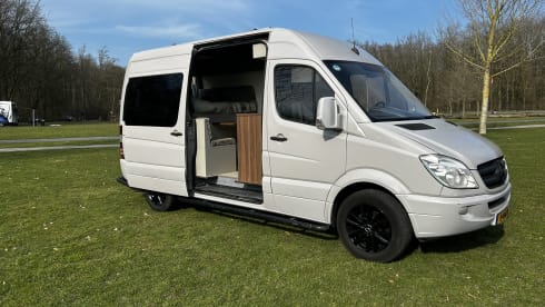Time Out Campers – 2p Mercedes-Benz bus from 2010