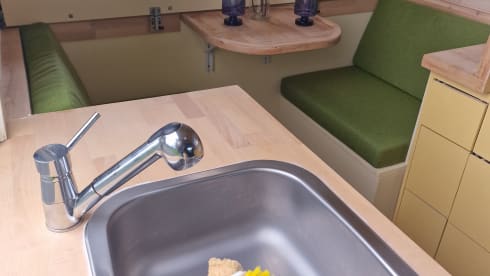 Perfecte Plek | zand – Mercedes Sprinter L2H2 (2018) - automatic | off-grid | 2 outdoor showers