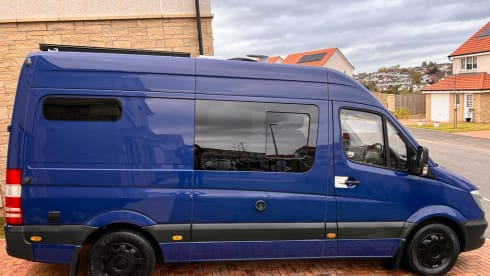 Ronnie – Fully Off-Grid Mercedes Heating & shower/Toilet (Insurance Included)