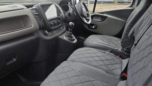 Roy – Renault-Campervan mit 2 Schlafplätzen ab Baujahr 2019 – Versicherung inklusive!