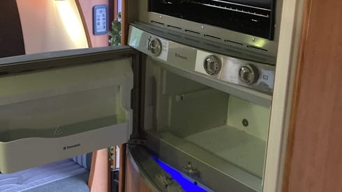 Luxury Comfort 3/4berth Off Grid /Skytv/5g WIFI/Solar/LPG/Bike rack