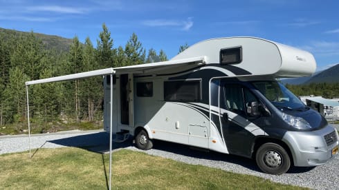 De Glucksmobil! – 6 person family camper Alcove