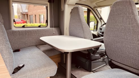 Beautiful family camper with many options!