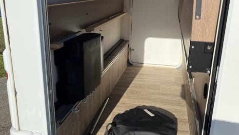 Luxurious & Compact 6-person camper with bunk beds