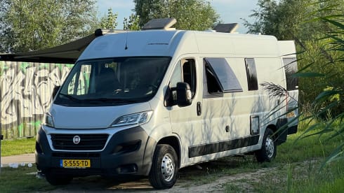 Vini  – Prachtige jonge luxe 4-persoons buscamper met airco