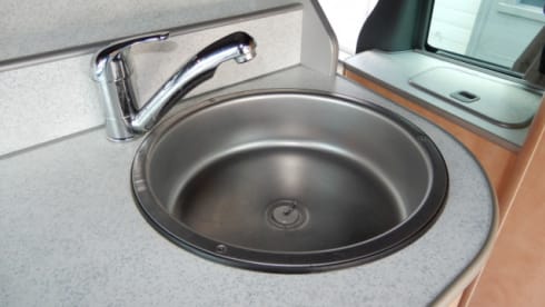 Sjaan – Auf Abenteuer mit dem komfortablen und umfangreichen Ford Nugget für 4 Personen!