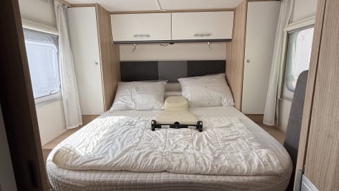 4 person Sunlight semi-integrated from 2019 AS NEW with air conditioning
