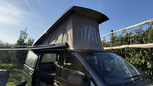 2p Mercedes-Benz campervan uit 2006