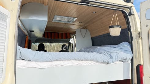 2p Peugeot bus uit 2011 voor een actieve vakantie