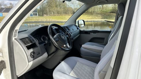 VW T5, luxury Two-Tone from 2015, new installation, automatic, many extras