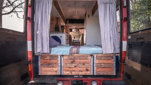 Pablo – Fire brigade bus & sturdy camper for your next adventure