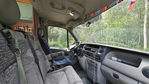 To the 'MOON' and back – Cozy 2p Renault campervan from 2004