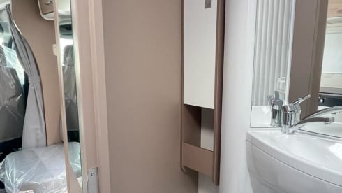 ITA CAMPER – New 5-seater semi-integral camper