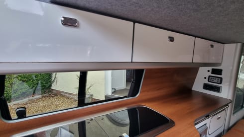 Tommie – 4 person VW, near Airport & major motorways! LWB, PopTop roof + loads more!