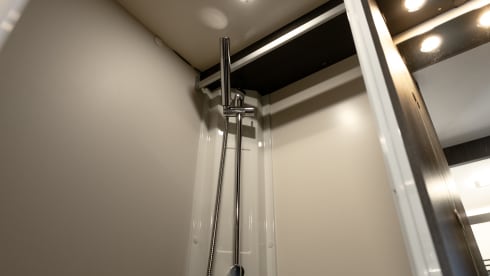 VEU – Large 6 Berth Motorhome | Air Conditioned | WiFi | Spacious 