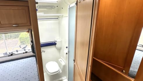 Compleet uitgeruste Hymer vast bed airco zonnepan. 