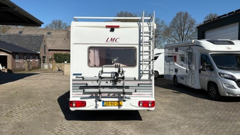 Cozy 4 person camper LMC Fiat Ducato alcove