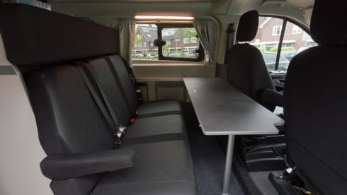 Oranje monster – Compact motorhome with room for five